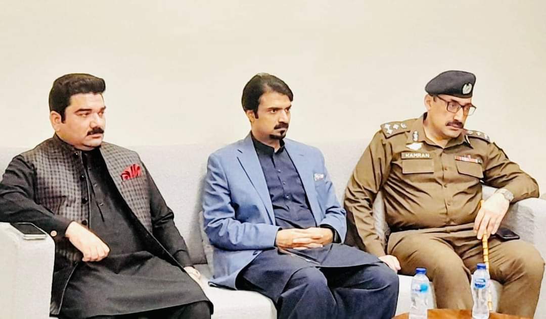 imran subhani (@imransubani) on Twitter photo صدر مسلم ن پنجاب ومشیر وزیراعظم پاکستان رانا ثنااللہ خاں کی ڈی ڈی سی اجلاس میں شرکت کے لئے ڈپٹی کمشنر فیصل آباد کے آفس آمد
#TeamRSK
<a href="/RanaSanaullahPK/">Rana Sana Ullah Khan</a>
<a href="/Shaikhumairbub1/">Bubber#Team_RSK</a>
<a href="/zahid_pmln/">زاہد لائلپوری</a> صدر مسلم ن پنجاب ومشیر وزیراعظم پاکستان رانا ثنااللہ خاں کی ڈی ڈی سی اجلاس میں شرکت کے لئے ڈپٹی کمشنر فیصل آباد کے آفس آمد
#TeamRSK
<a href="/RanaSanaullahPK/">Rana Sana Ullah Khan</a>
<a href="/Shaikhumairbub1/">Bubber#Team_RSK</a>
<a href="/zahid_pmln/">زاہد لائلپوری</a>