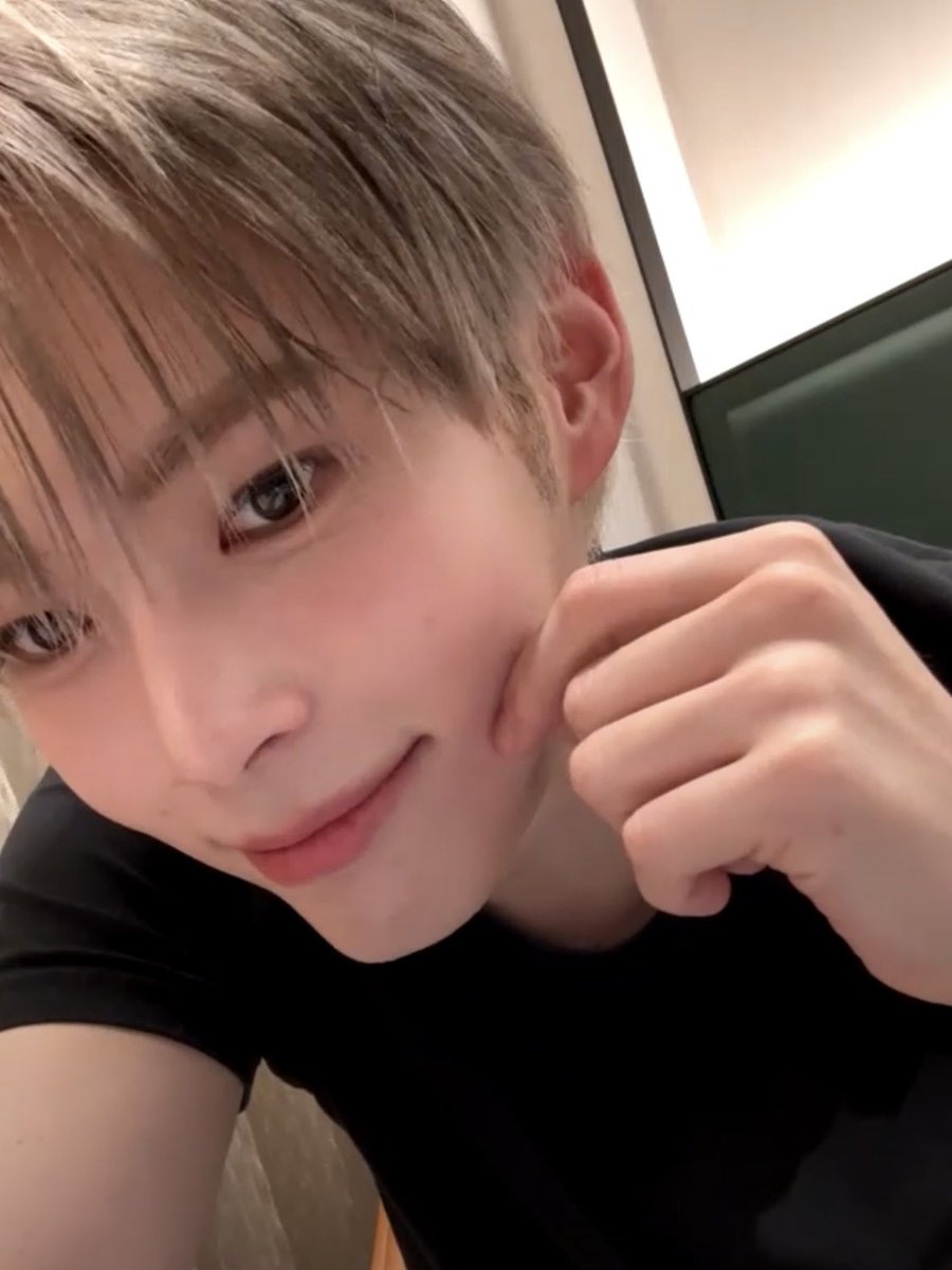 저화질의 성한빈 tweet media