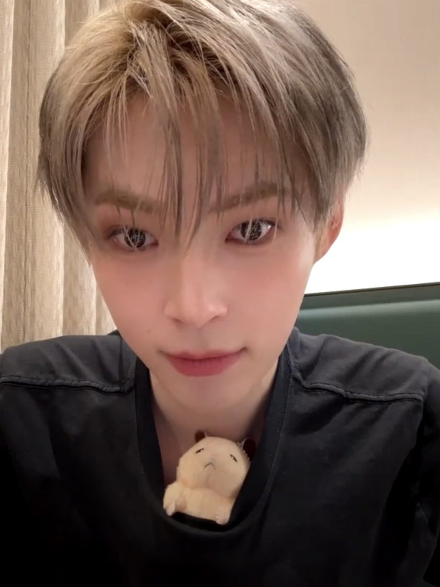 저화질의 성한빈 tweet media