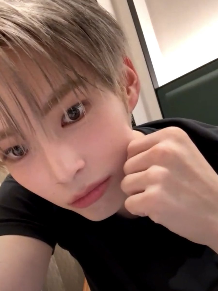 저화질의 성한빈 tweet media