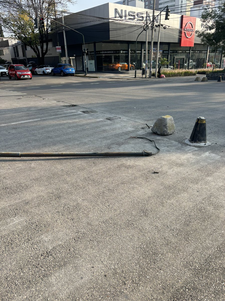yola_rendon's tweet photo. Por
Favor arreglen el paso peatonal de Ejército y Vázquez Mella, hay mucho accidente y ya se perdieron los protectores para el peatón @OlaMHmx @AlcaldiaMHmx https://t.co/cmP4MbiIgV