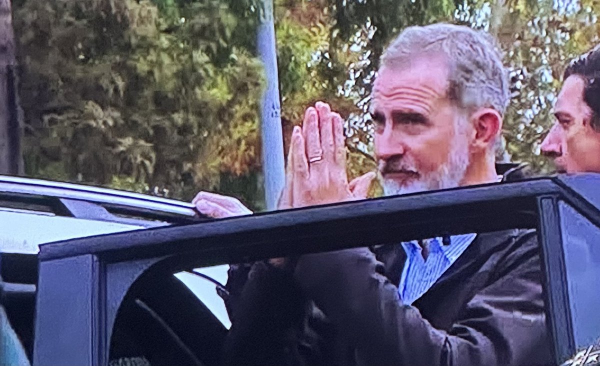 Josemn1_'s tweet photo. 🔴 | El rey Felipe VI pide perdón antes de abandonar la localidad de Paiporta. https://t.co/xBbjXP6aIF