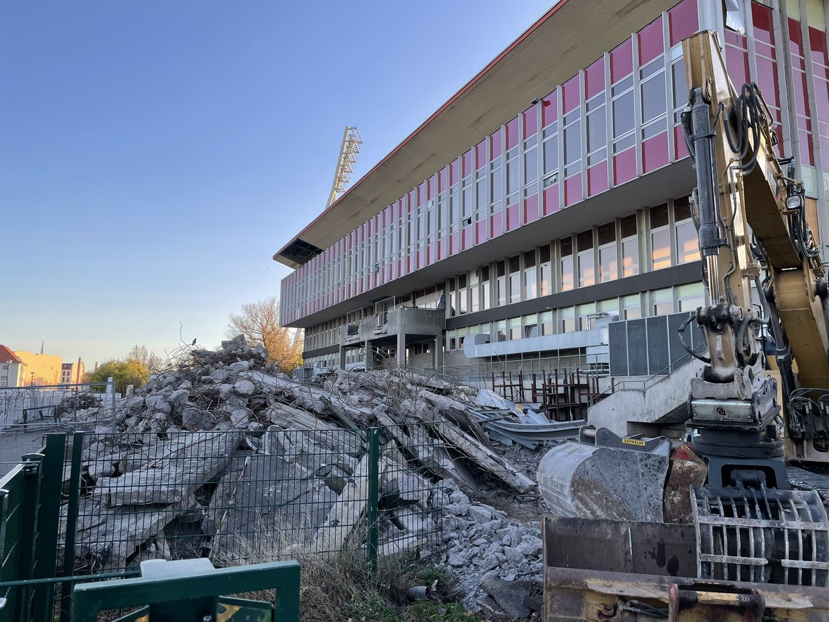 svnkrgr's tweet image. Ach, Berlin.
Abriss Empor-Stadion, Prenzlauer Berg.
