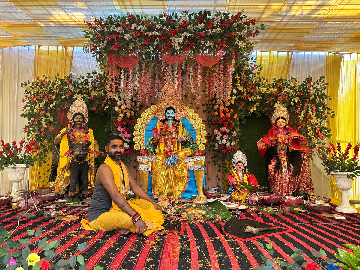 Abhishek_KMonu's tweet photo. ॐ श्री चित्रगुप्ताय नमः

जगतपिता ब्रह्मा जी के अंश, सृष्टि के समस्त प्राणियों के कर्मों का लेखा-जोखा रखने वाले, लेखनी के आराध्य देव भगवान चित्रगुप्त जी के पूजन-दिवस की आप सभी को हार्दिक शुभकामनाएं!
#जय_चित्रगुप्ताय_नमः
#chitrgupt_puja https://t.co/IQPIuOkJJu