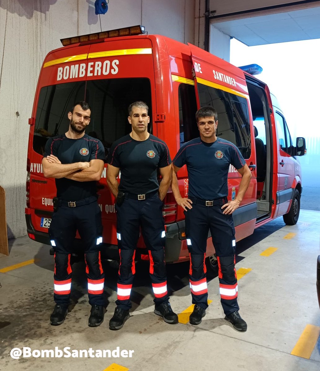 BombSantander's tweet photo. #DANA VALENCIA
Ayer @cantabriaes solicitaba material específico y personal a nuestro parque, hoy desplazamos un ligero(3bomberos) con 2 generadores y 4 bombas específicas para achicar agua con lodo.
Estarán a órdenes del PMA de Alzira hasta el jueves. https://t.co/LQV3VrRX5r