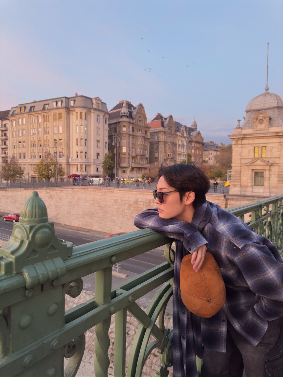 official_ACE7's tweet photo. [📸]

#3
에이스가 부다페스트의 스포트라이트를 싹쓸이했다✨
이 정도 비주얼, 부다페스트도 감당하기 벅찼다구요🥺

#ACE #에이스
#김비트의_밀착취재
#ACEinBUDAPEST https://t.co/NLWDekKgri