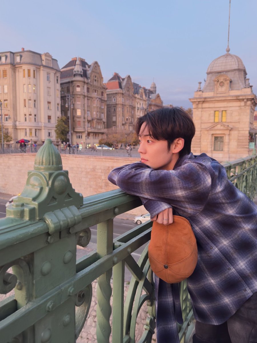 official_ACE7's tweet photo. [📸]

#3
에이스가 부다페스트의 스포트라이트를 싹쓸이했다✨
이 정도 비주얼, 부다페스트도 감당하기 벅찼다구요🥺

#ACE #에이스
#김비트의_밀착취재
#ACEinBUDAPEST https://t.co/NLWDekKgri