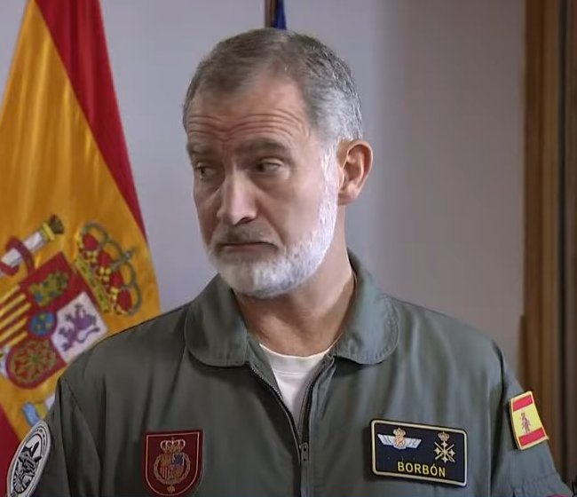 Todo para EL Rey y nada para el pueblo...
Valencia tenía que arrojarle la bolsas de mierda.