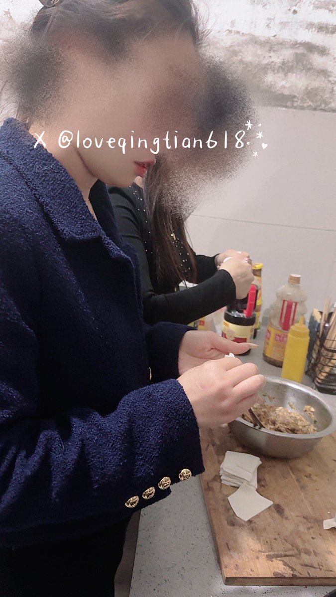 姐妹俩在忙着呢，刚刚和岳父聊了一会天
就闲聊，岳父也叹气😮‍💨说大姐的事情，说了也不听，让搬家里住也不愿意，说给我添麻烦了，我急忙说没事，没事，都是一家人 https://t.co/Zk38UPzii8