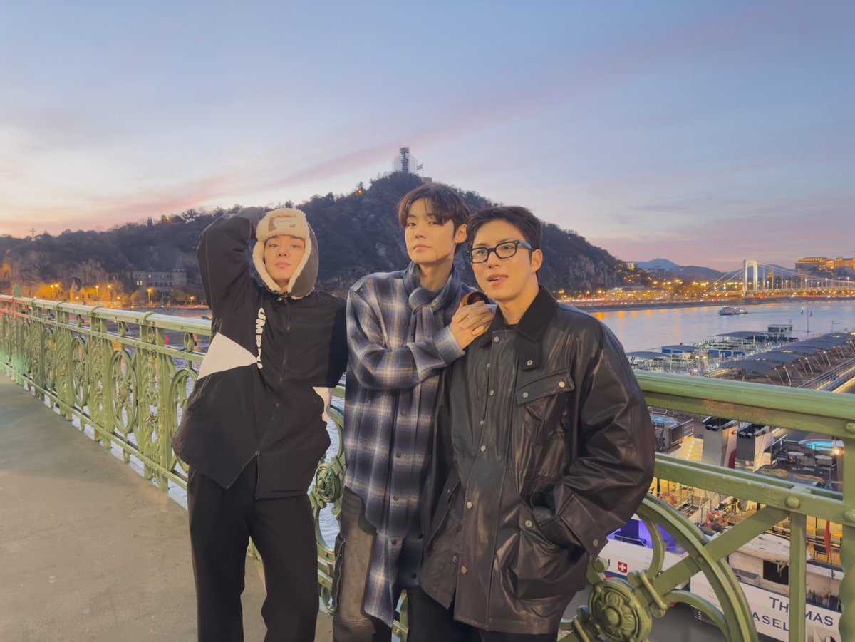 official_ACE7's tweet photo. [📸]

#5
에이스가 부다페스트의 스포트라이트를 싹쓸이했다✨
이 정도 비주얼, 부다페스트도 감당하기 벅찼다구요🥺

#ACE #에이스
#김비트의_밀착취재
#ACEinBUDAPEST https://t.co/EZ7et83gEs