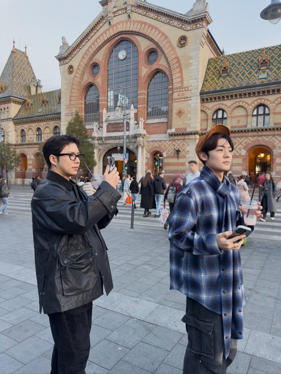 official_ACE7's tweet photo. [📸]

#5
에이스가 부다페스트의 스포트라이트를 싹쓸이했다✨
이 정도 비주얼, 부다페스트도 감당하기 벅찼다구요🥺

#ACE #에이스
#김비트의_밀착취재
#ACEinBUDAPEST https://t.co/EZ7et83gEs