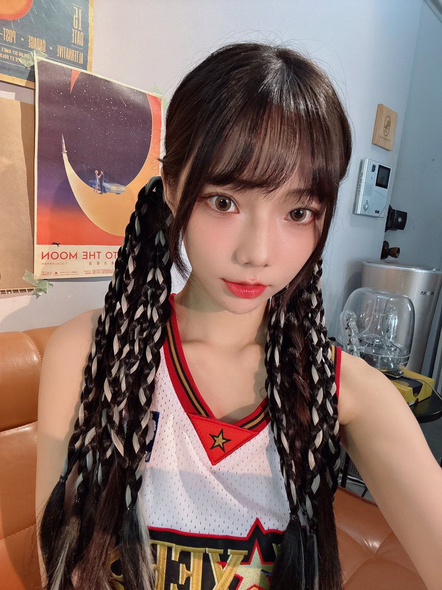 不瞞大家說⋯
我現在最焦慮的是我週日簽書會到底要穿什麼衣服😳

簽書會報名表單11/5截止
https://t.co/JZzuMJbL5t https://t.co/xq6C8lzsuv