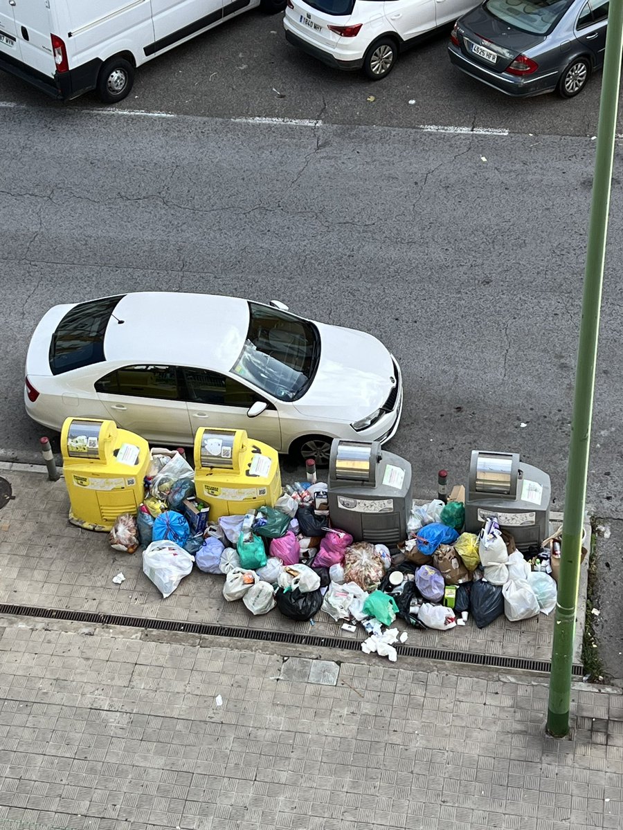 RedondoAlicia's tweet photo. @eveliarincon cuando se van a reparar o limpiar los contenedores? Estamos siempre igual! @LipasamSevilla https://t.co/pp5wn0UbNO