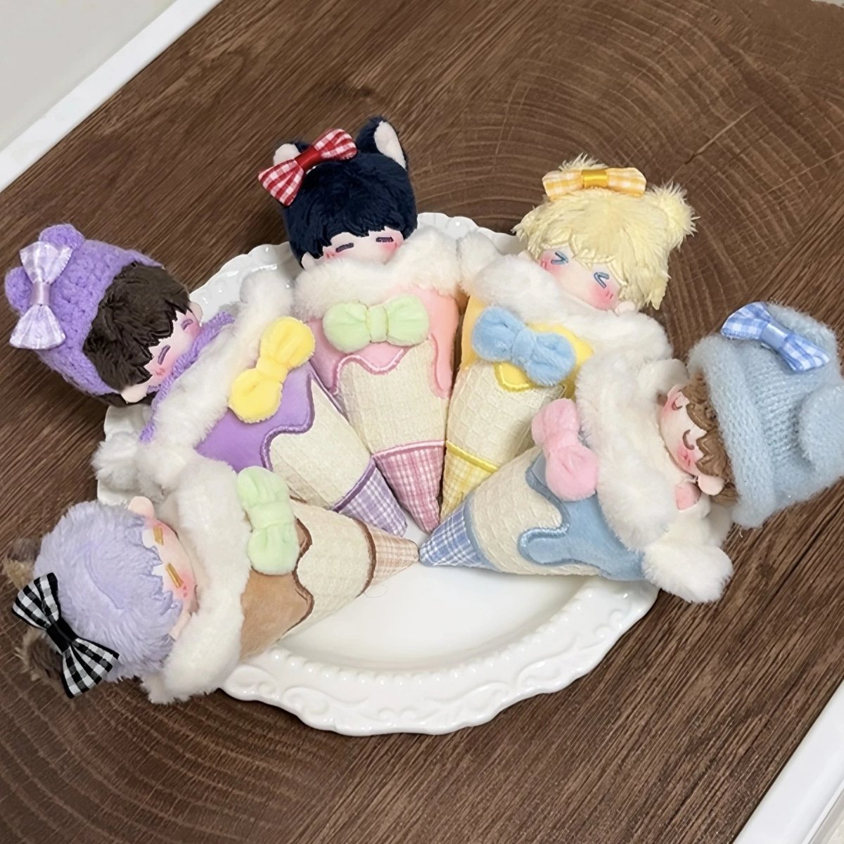[속성] 5cm 액세서리&amp;옷 시리즈
fondee.io/room/room_view…

러브 앤 프로듀서 속성의 나온 액세서리&amp;옷장으로 해당 속성과 상관없이 구매 후 입힐 수 있습니다! 이불 뒤에는 귀여운 천사 날개도 달려있고, 캔디 백의 경우 7.5cm미만이면 다 넣을 수 있다고 하구요. 자세한 사항은 폼에 설명해뒀으니 폼