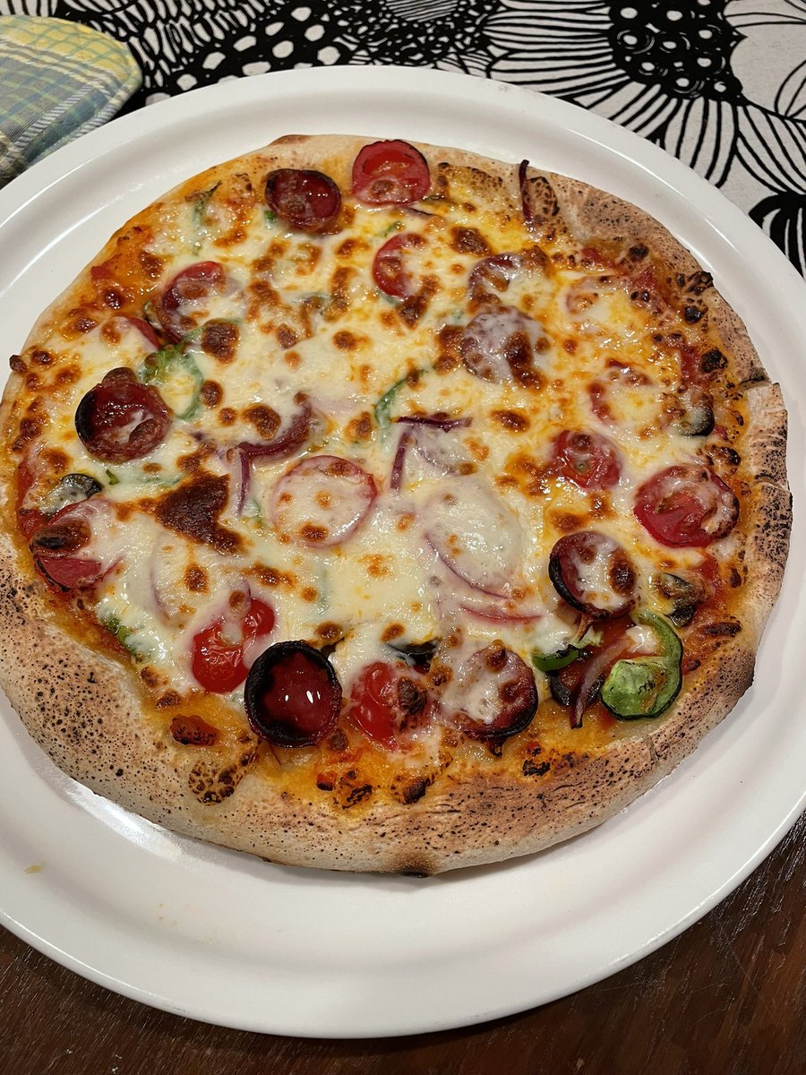 kirapikako's tweet photo. 今日の自作ピザ。
今後の課題。。
フライパンで下側を薄ら焼いたら、熱した両面魚焼きグリルの、下段弱め（上段強め）にして4分焼くと良いかも。！ https://t.co/shmCwXM2s0