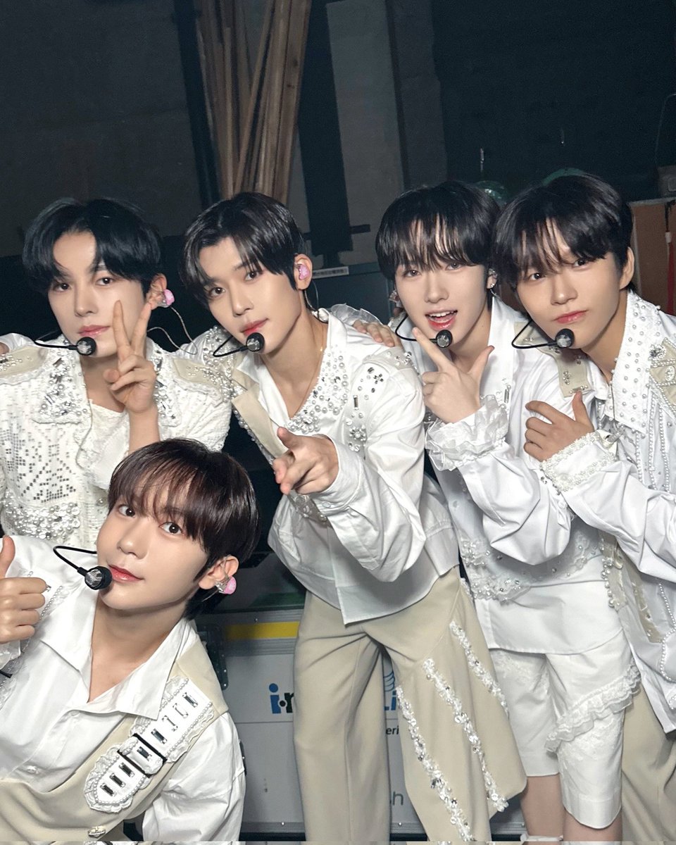 시즈니이~~~ 드디어 오늘 LOG in JAPANが始まりましたね！！ 僕たちみんなで頑張って準備を頑張ったんですが！ 見て、ぜひ楽しくなってほしおん
新しいステージもあるので 楽しみにしていてください💕 이따봐요💚💚💚