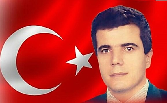 TurkyilmazEla's tweet photo. ÇATLI:
"Şerefsiz" diye bağırdı önce," içtiğin Türk kanını kusturacağım sana 
Birçok Türk diplomatı için vur emri veren, Asala liderine çapraz ateşle mermi yağıyordu.
Yere düştüğünde ise kan boşalıyordu ağzından..
Abdullah Çatlı ile Türk'ün onuru 
Ayağa Kalkmıştı!

#AbdullahÇatlı https://t.co/67BUxzcB00