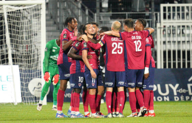 CF63Insights's tweet photo. ↗️↘️ | #CF63FCL | Les bilans individuels
➕ Ils ont élevé leur niveau: Jacquet, Douane, Da Silva, Saivet, Gastien, Konate, Diallo
🟰 Moyens: Ndiaye, Keita
➖ En dessous: Diedhiou, Bassouamina
Et si le coaching de Laurent Batlles nous a paru très cohérent en ce qui concerne les joueurs sortis (qui étaient soit un peu en dedans soit un peu cuit physiquement), force est de constater que ceux qui sont légitimement rentrés ont eu du mal à revitaliser la fin de match.
Détail de leurs prestations dans ce thread ⤵️
Et vous, comment avez vous jugé les joueurs du @ClermontFoot ?
#CF63 | #clermontfoot 🌋🔴🔵