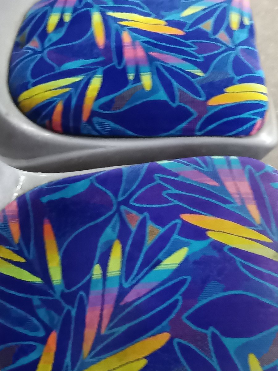 passdevox's tweet photo. @PT_Transjakarta naik D11 hari ini Minggu 03/11/24 jam 17:30 Dengan keadaan AC bocor membasahi kursi penumpang. Hari sabtu minggu D11 pasti busnya kaya kurang layak dan low maintenance, mirip bus hantu😅😅 https://t.co/vIxdVUlAh0