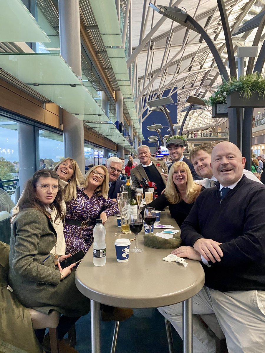 bramwell_mark's tweet image. Fantastic day yesterday with family and good friends @Ascot @itvracing 
#HorseRacing #Races #Fireworks
🏇🏻🎇🥂