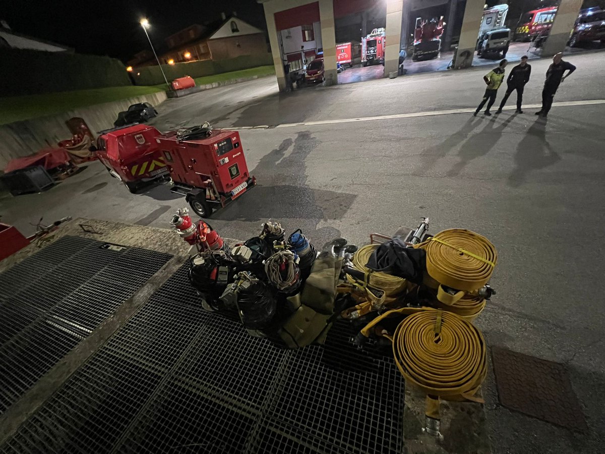 BomberosEuskadi's tweet photo. Por fin vamos para #Valencia,  tras cuatro días a la espera de una orden

Los medios son :61 bomberos, 8 mandos para gestionar de manera efectiva las labores de rescate, 18 vehículos, 3 embarcaciones y 114 bombas de achique
#Dana
@112_SOSDeiak https://t.co/UdukwR76qt