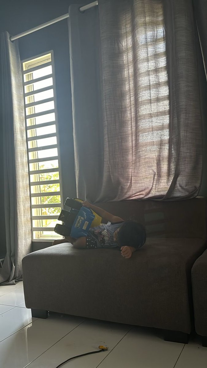 nuraien01's tweet photo. Petang ahad ni kat luar terik kan. Duduk rumah jela dik tengok tv https://t.co/loOMYWFPNl