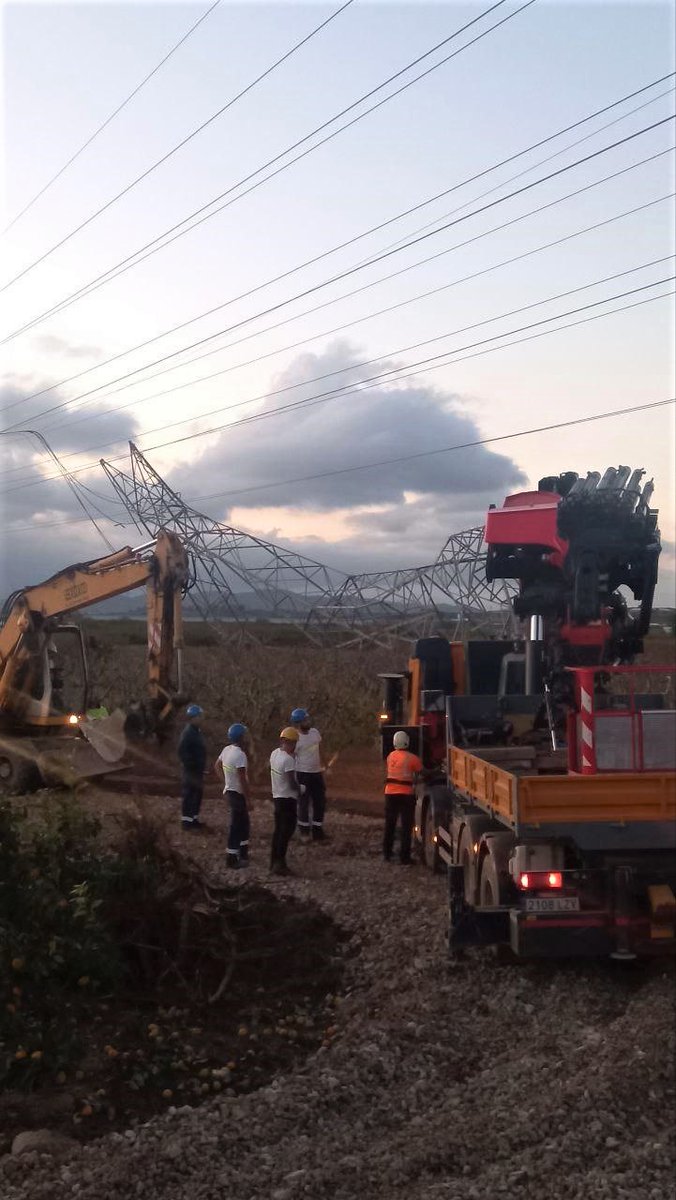 RedElectricaREE's tweet photo. ❗️Últimos avances de nuestros equipos en el refuerzo del sistema eléctrico valenciano tras la #Dana ⤵️

ℹ️ Puesta en servicio una de las soluciones de emergencia: una línea provisional con la que reforzamos el servicio a 7 subestaciones de la zona.

ℹ️ Liberadas otras infraestructuras esenciales como líneas y vías de servicio que habían quedado afectadas tras la caída de varios apoyos.

☝🏻Nuestros profesionales continúan además inspeccionando y liberando caminos y vías importantes para otros servicios y usuarios de la zona.

#MoltaForçaValència 💙