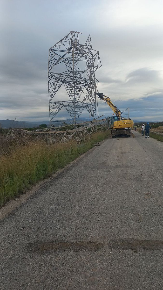 RedElectricaREE's tweet photo. ❗️Últimos avances de nuestros equipos en el refuerzo del sistema eléctrico valenciano tras la #Dana ⤵️

ℹ️ Puesta en servicio una de las soluciones de emergencia: una línea provisional con la que reforzamos el servicio a 7 subestaciones de la zona.

ℹ️ Liberadas otras infraestructuras esenciales como líneas y vías de servicio que habían quedado afectadas tras la caída de varios apoyos.

☝🏻Nuestros profesionales continúan además inspeccionando y liberando caminos y vías importantes para otros servicios y usuarios de la zona.

#MoltaForçaValència 💙