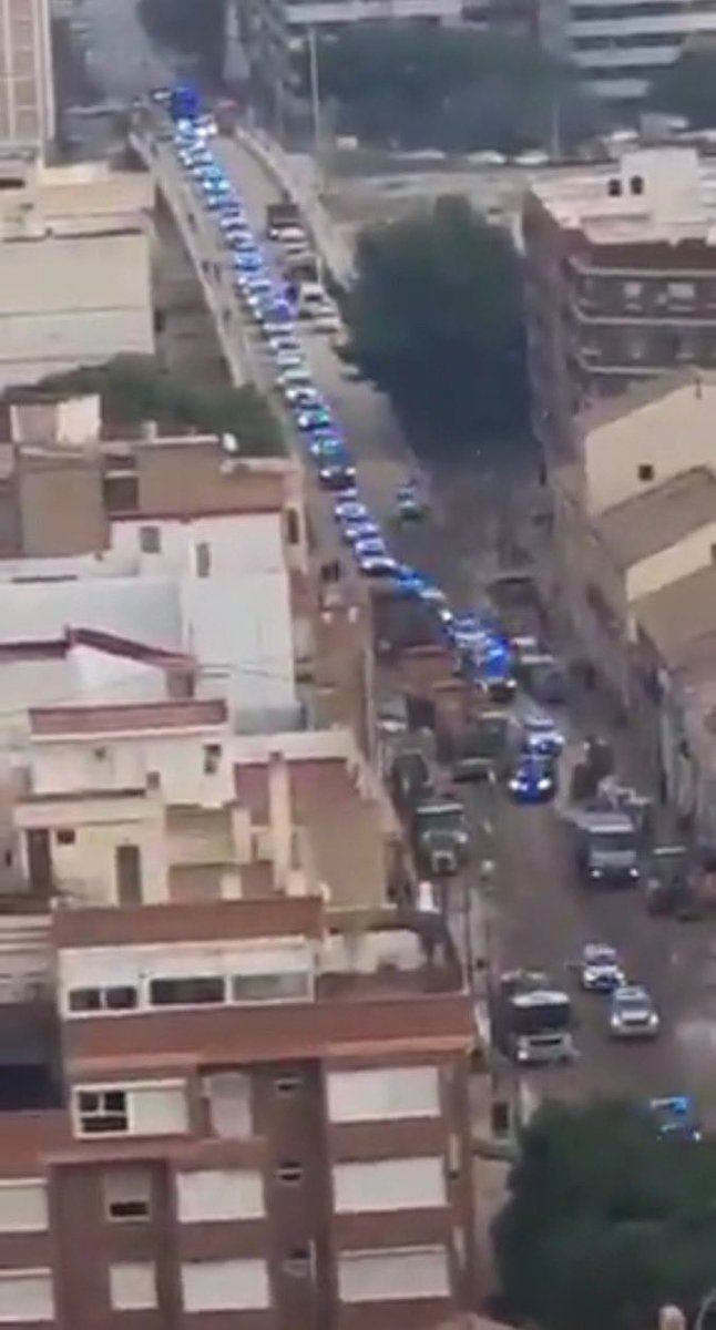 AndresCheek's tweet photo. Lamentablemente en este país se movilizan más patrullas de policía para la visita de un rey que para ayudar a los afectados por una DANA histórica… 

Sin comentarios!!!.

Foto: Hilera de vehículos policiales escoltando al Rey Felipe VI. https://t.co/mSQIrNYe9A
