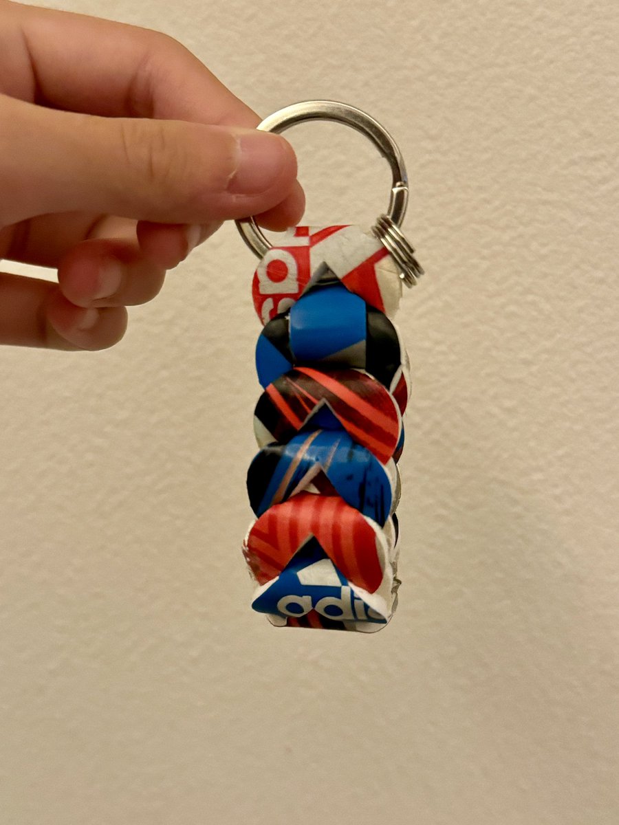 avi_hitomi's tweet photo. 息子が幼稚園のときに使っていた思い出のサッカーボールがキーホルダーに✨

かわいい💙
ありがとうございました😊

#シャレン
#アップサイクル
#ネクスウェイブ
#TAKE ACTION Week
#アビスパ福岡 https://t.co/WE4vlW5Z5i