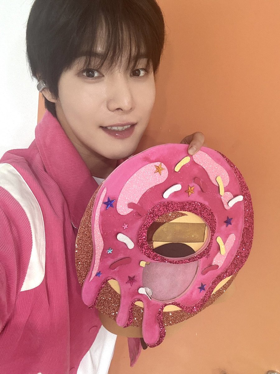 official_ONEWE's tweet photo. [#용훈]

도넛처럼 🍩 달콤한 목소리로 🎤
위브들을 행복하게 만들어준 주인공은 
원위의 명창 강아지🐶 용훈입니다 💕

#원위 #ONEWE #YONGHOON https://t.co/YH8EuzRyvJ
