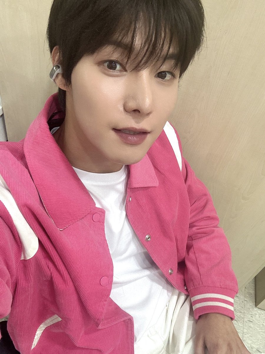 [#용훈]

도넛처럼 🍩 달콤한 목소리로 🎤
위브들을 행복하게 만들어준 주인공은 
원위의 명창 강아지🐶 용훈입니다 💕

#원위 #ONEWE #YONGHOON