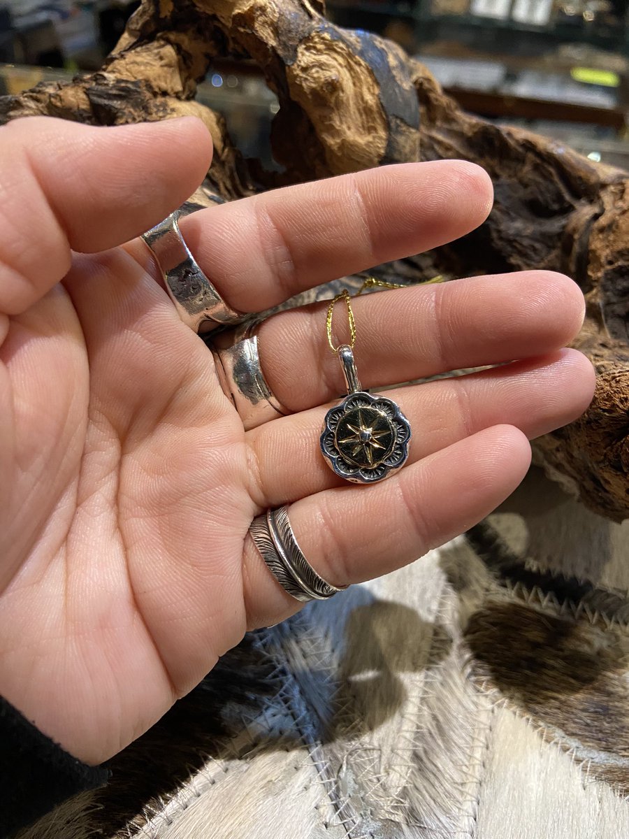 BIG HANDのラウンドトップです✨丸のワンポイントのトップでゴールドの