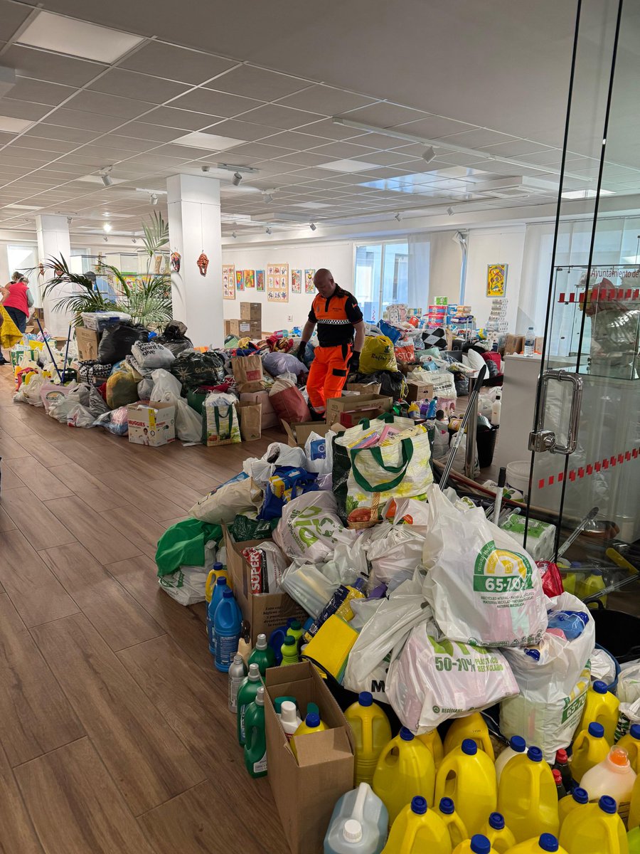 apcvalladolid's tweet photo. ¡¡#Valladolid es solidaria!!

Trabajamos en la recogida de alimentos y elementos de primera necesidad en los diferentes Centros Cívicos de la ciudad.

¡¡Entre todos ayudamos a los más afectados por la DANA!! https://t.co/CdmAgg0bdL