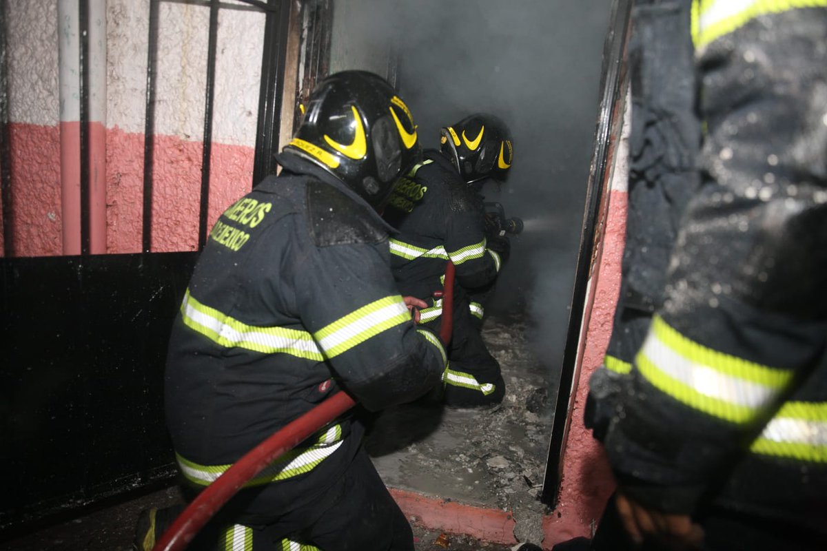Bomberos_CDMX's tweet photo. Recibimos reporte de incendio en calle San Antonio Tomatlán, colonia Penitenciaria, en @A_VCarranza, en el lugar se quemó un departamento en su totalidad; procedimos a extinguir el fuego.
No hubo lesionados 
Servicio concluido.
@JefeVulcanoCova https://t.co/dV7gaSiAFR