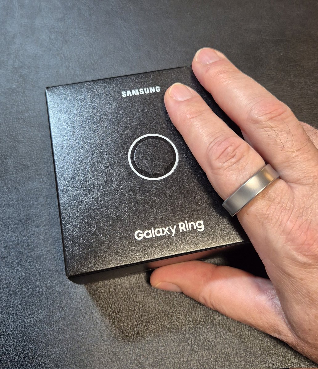 albertcuesta's tweet photo. Després de 40 anys casat sense portar anell, ara me'n poso un de connectat per provar-lo i escriure'n. 

A veure com li ho explico a la meva senyora. 

#GalaxyRing https://t.co/7NoWAICLrw