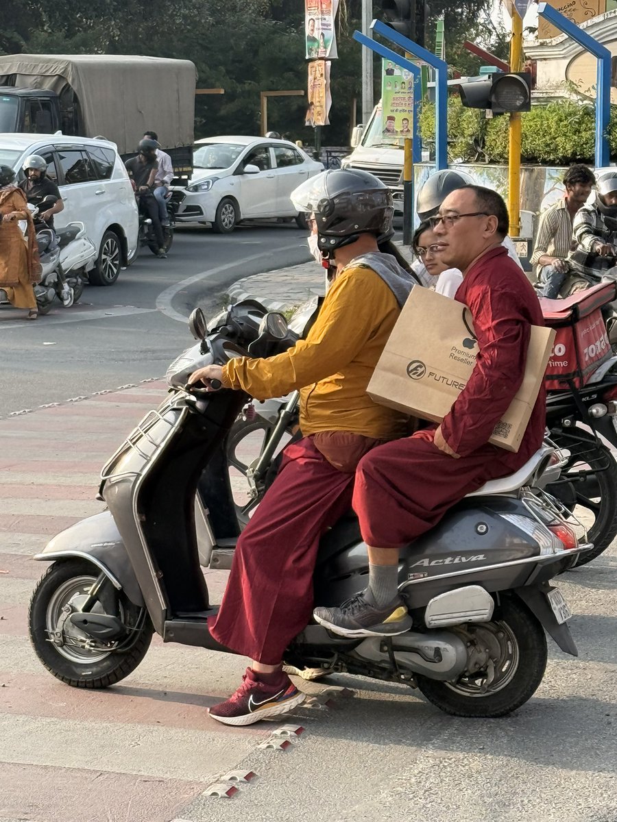 prabhu_ram's tweet photo. The Monk who sold his Ferrari and bought an Apple 🕶️
.
cc: @tim_cook @Apple
.
#AAPL #WeekendMusing https://t.co/LFNfp8SfpR