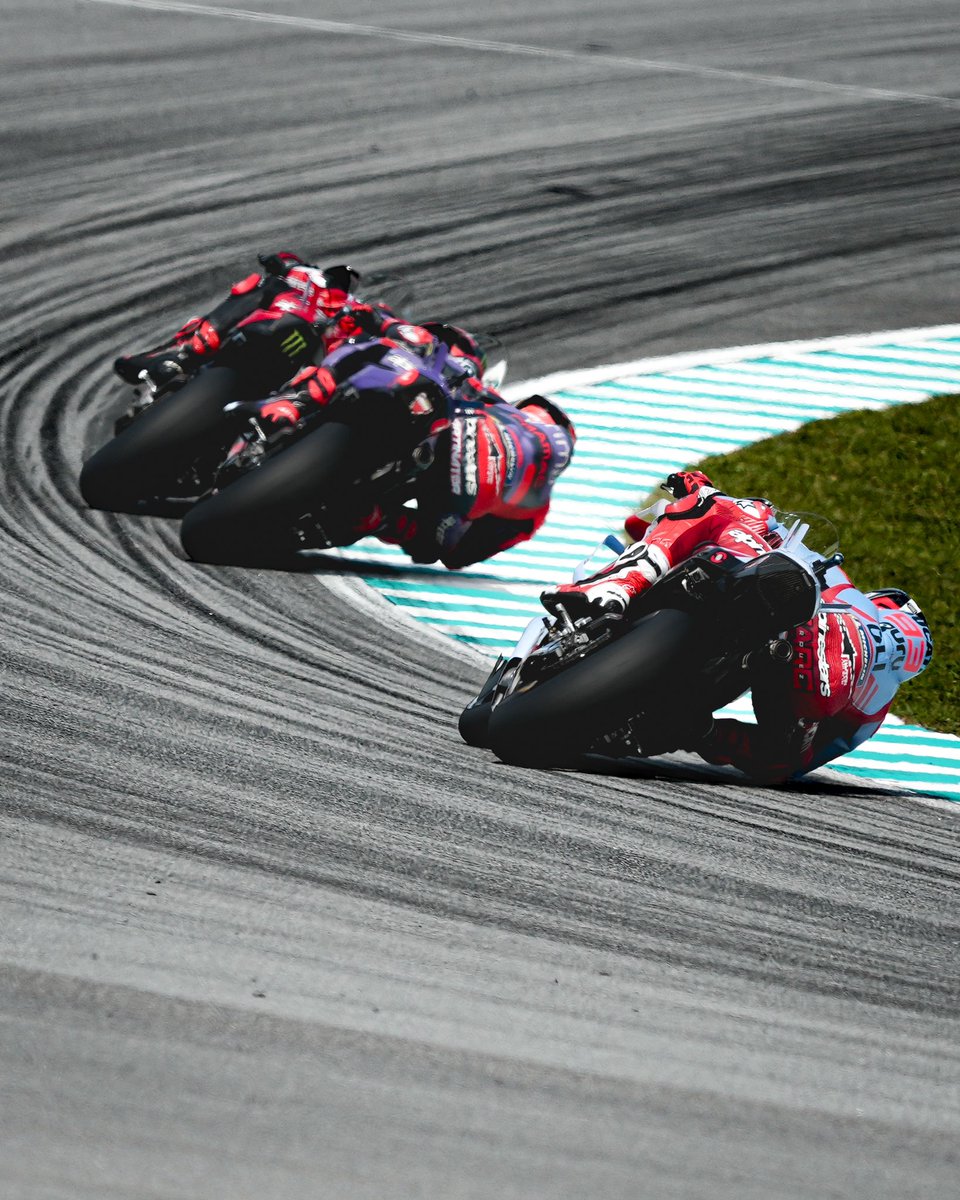 marcmarquez93's tweet photo. Caída cuando rodábamos en posiciones de podio. Aún así, hemos podido acabar P. 12

We had a crash when we were riding in podium positions. Nevertheless, we managed to finish P. 12 

#MalaysianGP https://t.co/OwBqBD4qjc