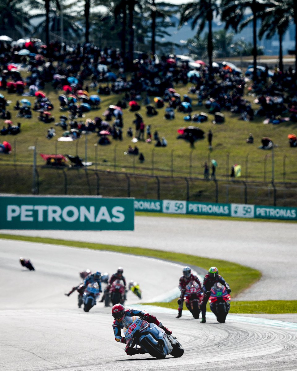 Caída cuando rodábamos en posiciones de podio. Aún así, hemos podido acabar P. 12

We had a crash when we were riding in podium positions. Nevertheless, we managed to finish P. 12 

#MalaysianGP