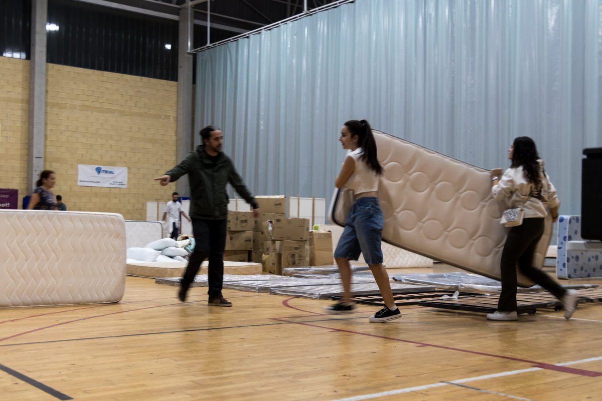 🇪🇸 #españa #valencia #Dana
📷 David Alfaro
Hasta este domingo la cifra de fallecidos por la DANA que azotó Valencia es de 214, aunque las labores de rescate de cuerpos podría aumentar esta cifra considerablemente.
Las ayudas siguen llegando desde diversos puntos de España.