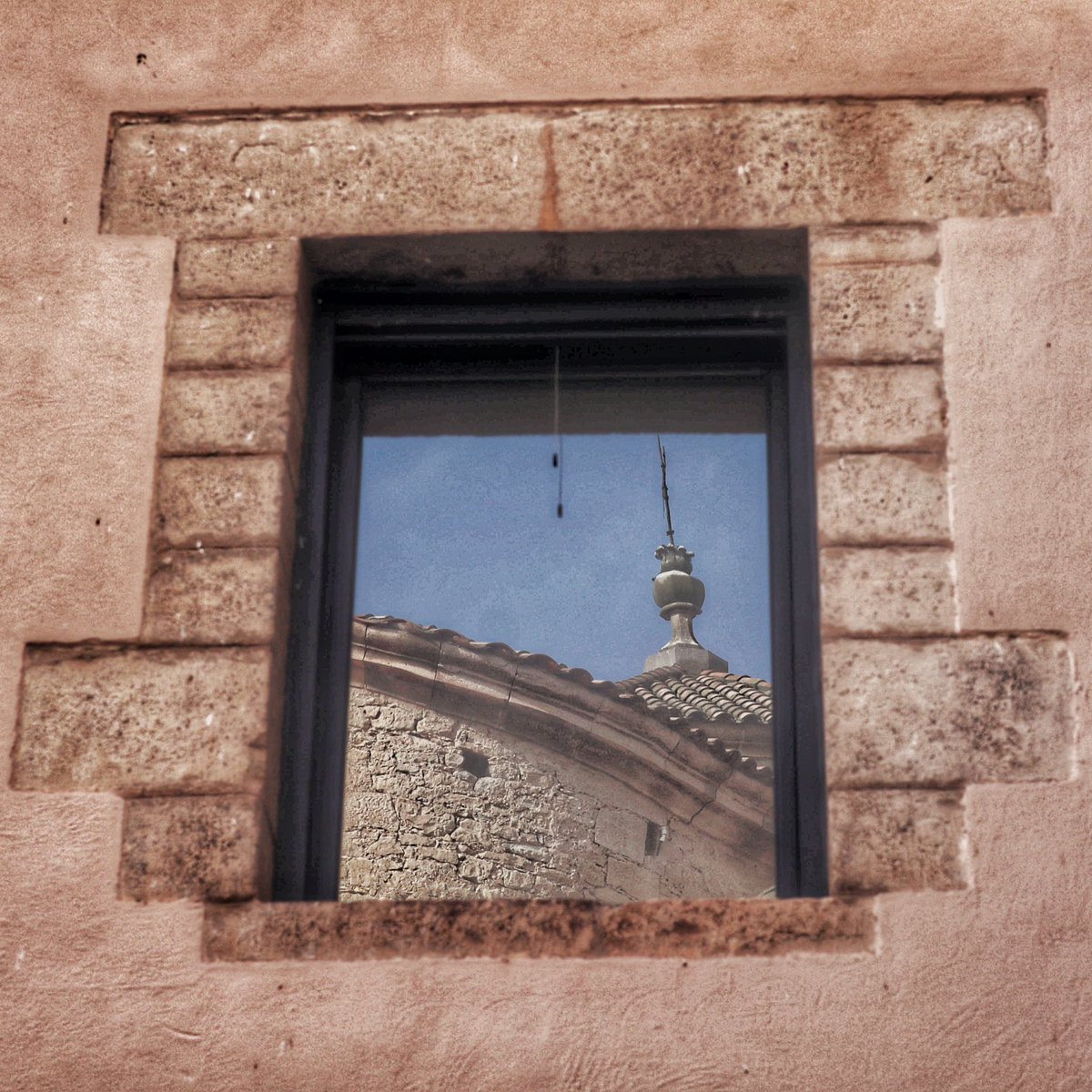 Bon dia, avui no sembla que hagi de ploure. Abans-d'ahir van caure 9 litres i ahir 20. Tot suma.
#esplugacalba #somtrescentsipico