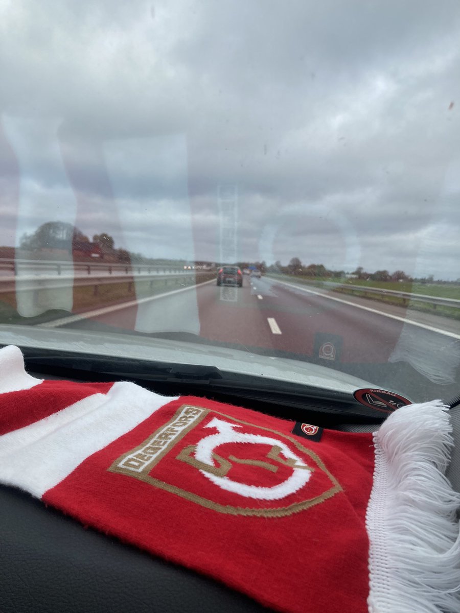 Nu startar färden från Landskrona. Känns så jävla gött i magen att ha den avgörande poängen med oss hem! Blir en avstickare till Göteborg och kanske en å annan ishall och fotbollsarena att besöka,  vem vet vart <a href="/BjrnNil01762895/">B Nilsson</a> tar oss 🥰  #degerforsif