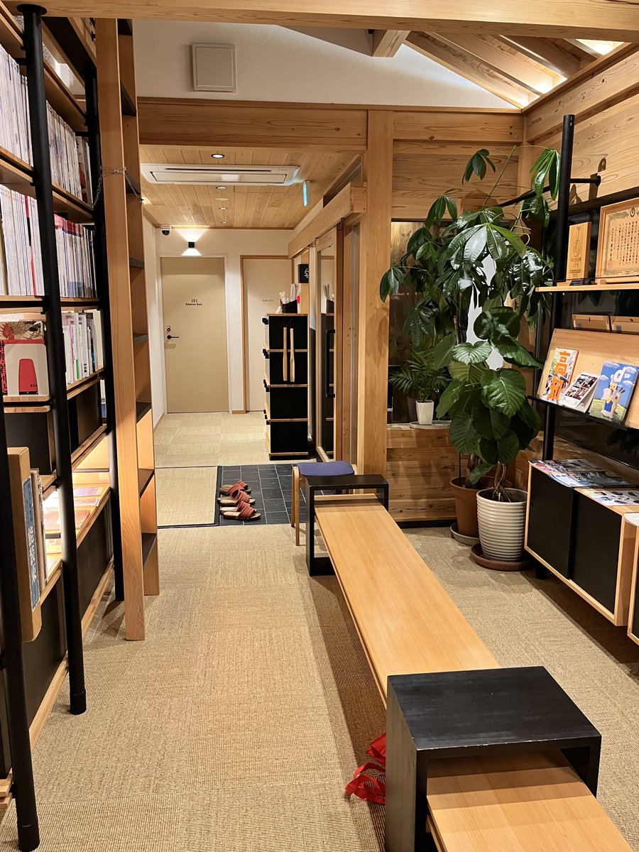 baryanswd's tweet photo. 今日の宿は5年前に来た時と同じ旅館。
大浴場が無いってのは難点だけど内装が綺麗で木の香りが落ち着くのが気に入ってまして。
美馬旅館 https://t.co/6DbUmBcBy3