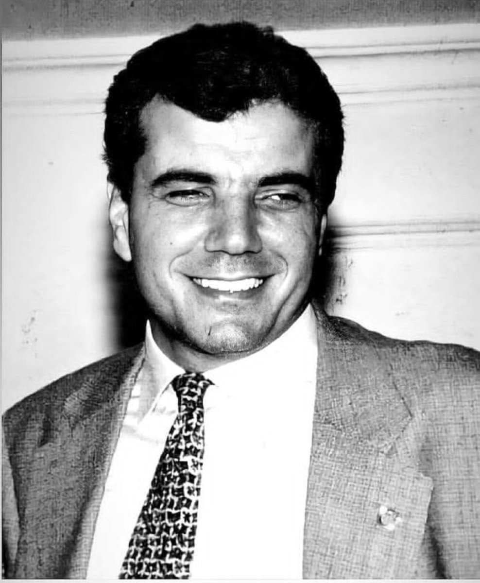 "Çelik bile sert değil, 
gör ki düşman mert değil. 
Ölürüz de dert değil, 
üzer kahpe pusular"

3 Kasım 1996 - Bu Dünya'dan yiğit bir 
#AbdullahÇatlı geçti, ruhun şâd mekanın cennet olsun Reis.
#Abdullahçatlı