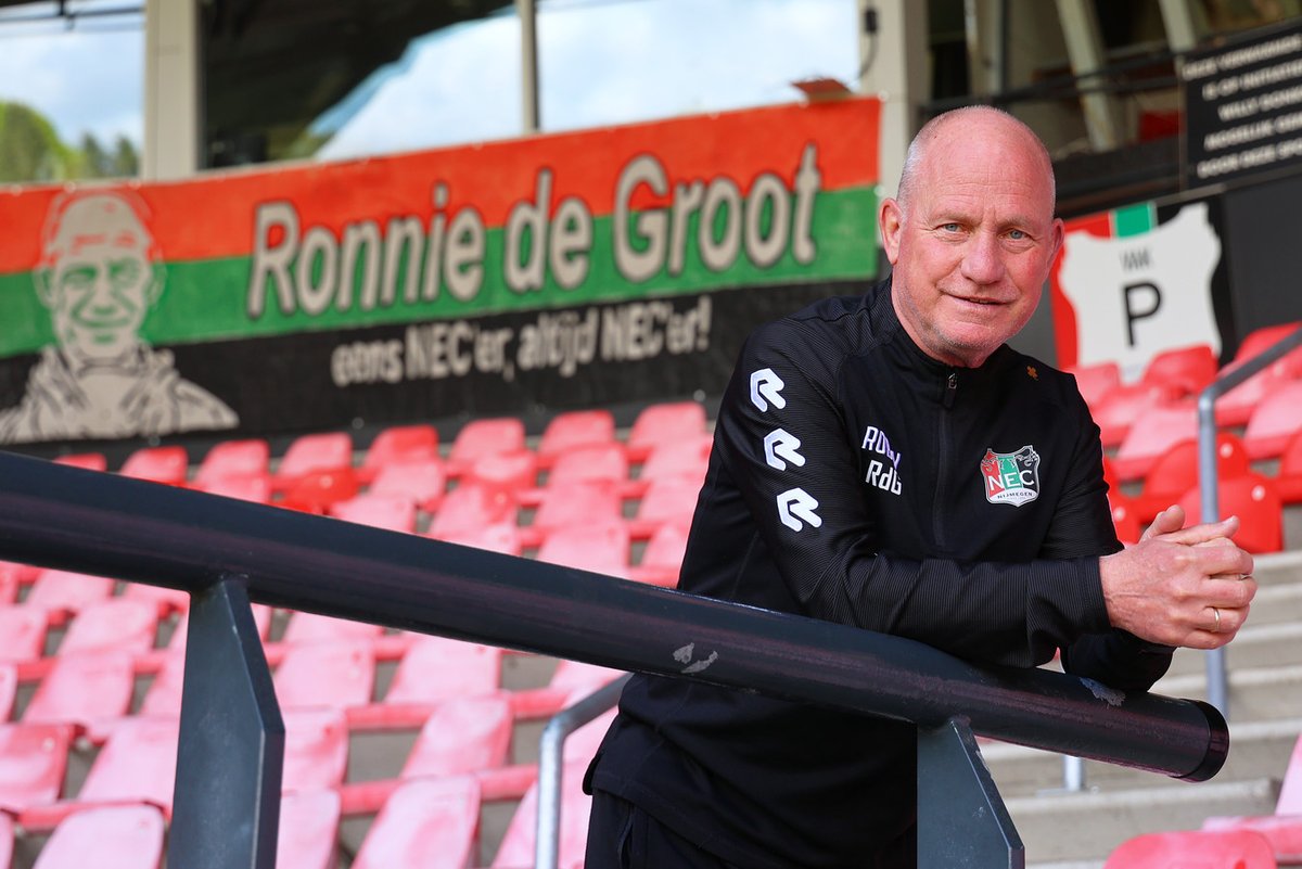 oranjefussball's tweet photo. Schock für #NECNijmegen vor dem Heimspiel gegen den #FCGroningen: Der Co-Trainer Ron #deGroot wurde ins Krankenhaus eingeliefert. Der 64-jährige musste am Vortag während eines Spiels als Spieler wiederbelebt werden. De Groot geht es den Umständen entsprechend gut.
#NECGRO https://t.co/L6ucSoMEXo