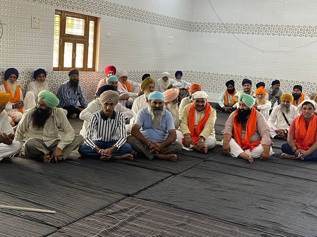 Mahendrakhatora's tweet photo. आज कोलारस के पावन गुरुद्वारे में किसान मोर्चा जिला अध्यक्ष सरदार गुरुप्रीत सिंह (चीमा) जी द्वारा आयोजित समागम में शामिल होकर मत्था टेका, प्रसाद ग्रहण किया, और गुरु साहिब का आशीर्वाद प्राप्त किया। इस पवित्र स्थान पर जाकर मन को शांति और आत्मबल प्राप्त हुआ। https://t.co/8N0mcB0boY