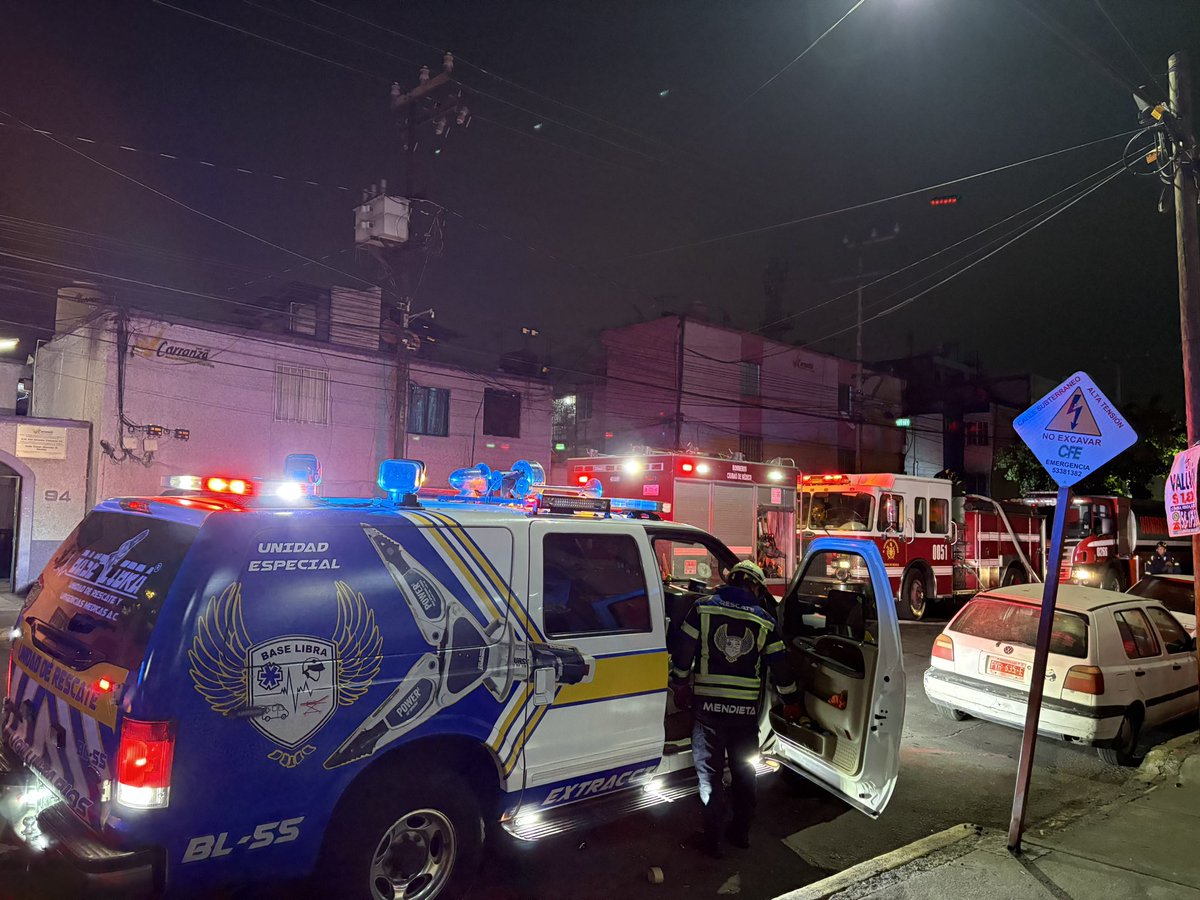 GeraBUR55BL's tweet photo. La unidad 55 de base libra 
Laborando en el incendio de casa habitación en la zona centro de la CDMX 
Se realizan las labores correspondientes para sofocar el fuego, trabajando en conjunto con @Bomberos_CDMX https://t.co/yMy41PTYMJ