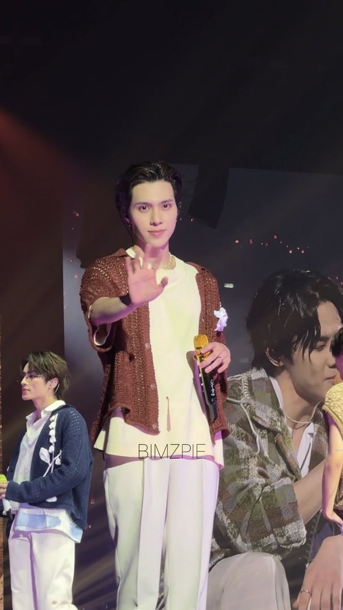 HENGC0RE's tweet photo. hendery is truly the walking definition of prince https://t.co/4EizoNBB3a