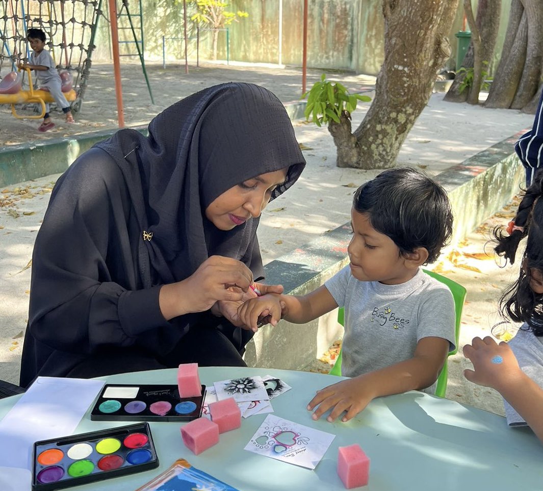 UNICEFMaldives's tweet photo. One of the best ways to support your child’s development in the early years of life is through play.

Play is not just about having fun. It’s about learning life skills such as expressing ideas &amp; solving problems.

📸: Power of Play activities at Busy Bees Preschool, Kudahuvadhoo https://t.co/LTgjJkV65F
