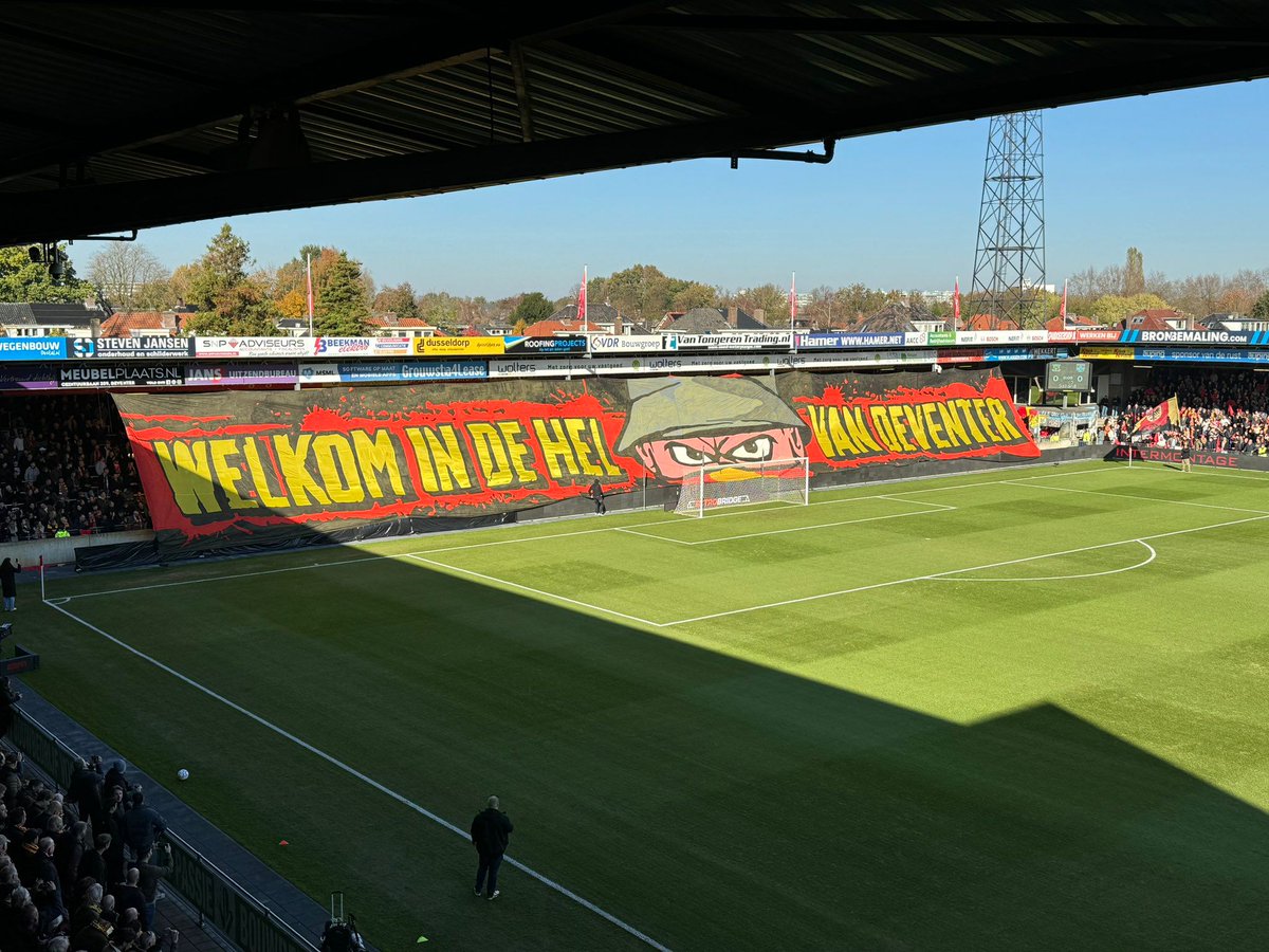 VoetbalUltras's tweet image. Een tifo-actie aan de kant van de thuisploeg, Go Ahead Eagles.

📷 @JeroenElshoff #GAEPEC